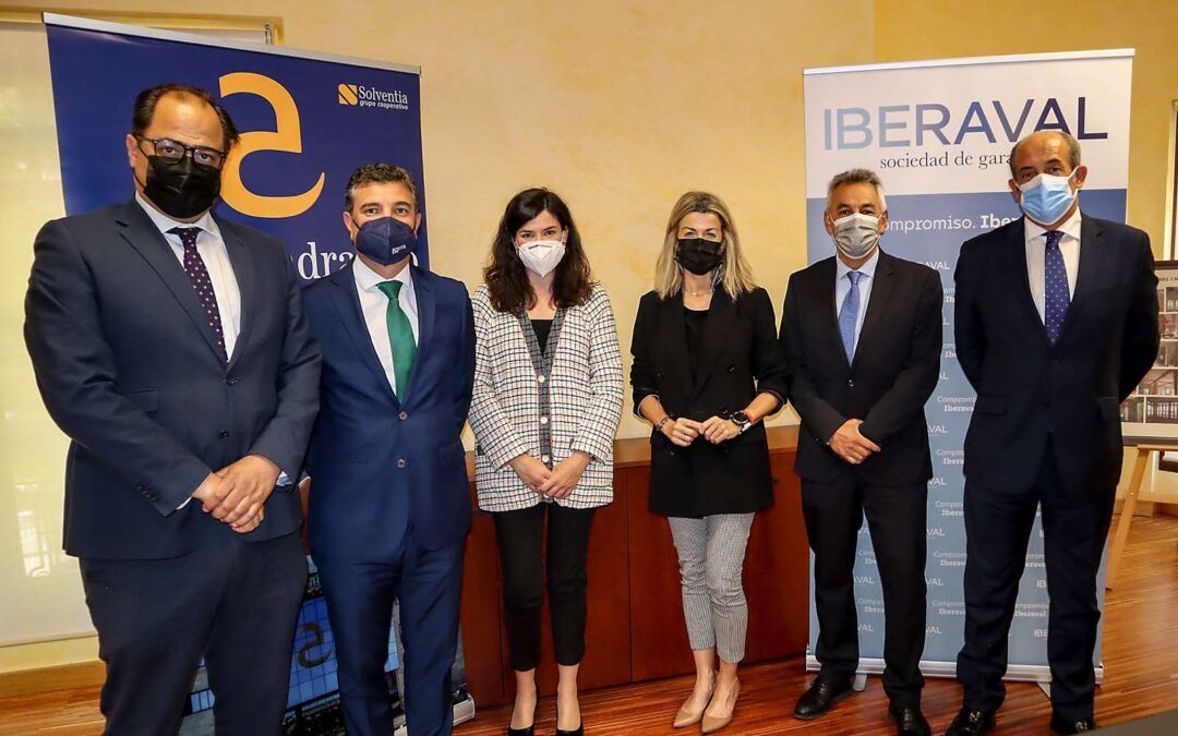 Cajalmendralejo e Iberaval unen fuerzas para mejorar la financiación de autónomos y pymes en Extremadura