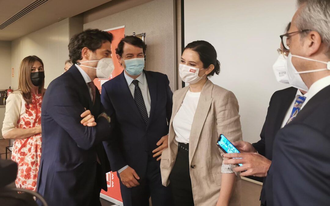 Fernández Mañueco y Díaz Ayuso inciden en la importancia de la colaboración público-privada para reactivar la economía